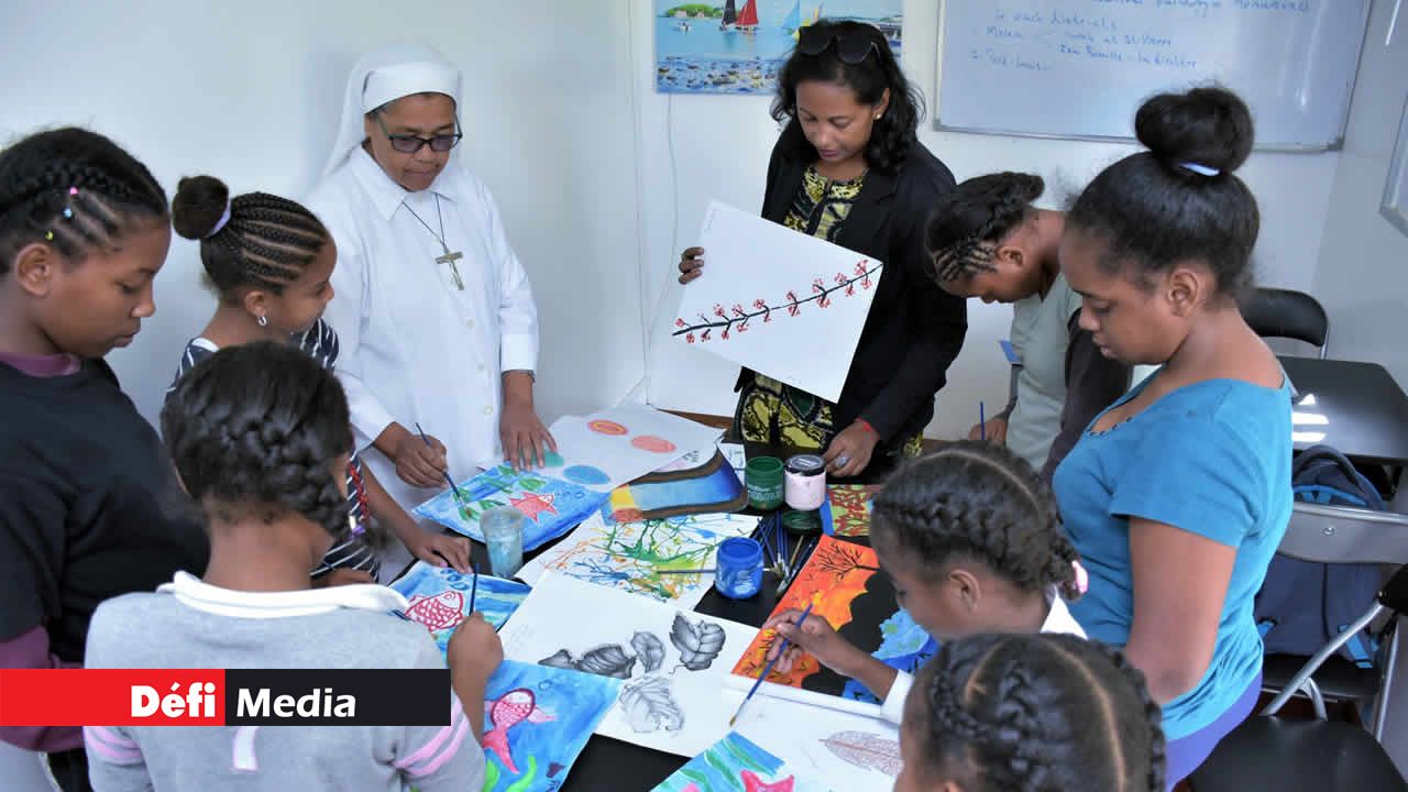 Soeur Danielle et Sevany se retrouvent après les heures de classe pour l’art théraphie. Sevany Appavoo