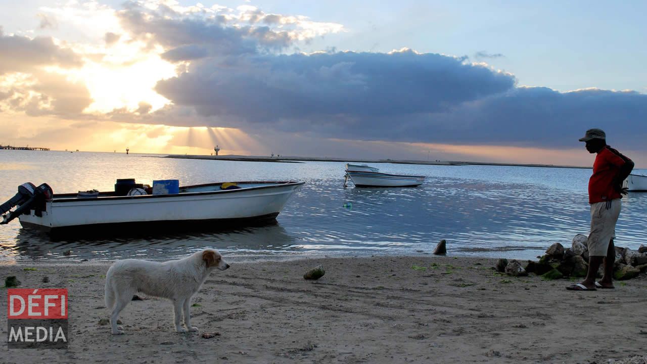 La maintenance de la pirogue est importante. pêcheur