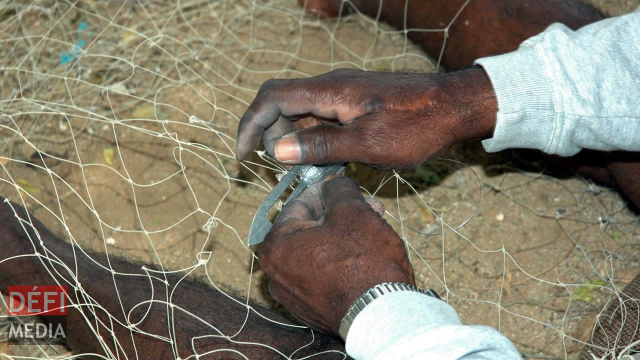 La maintenance de la pirogue est importante. pêcheur