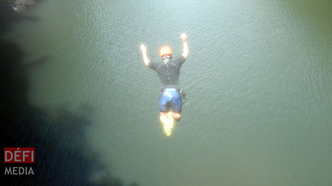 Hugo, un ressortissant suisse, effectuant un saut libre. Canyoning