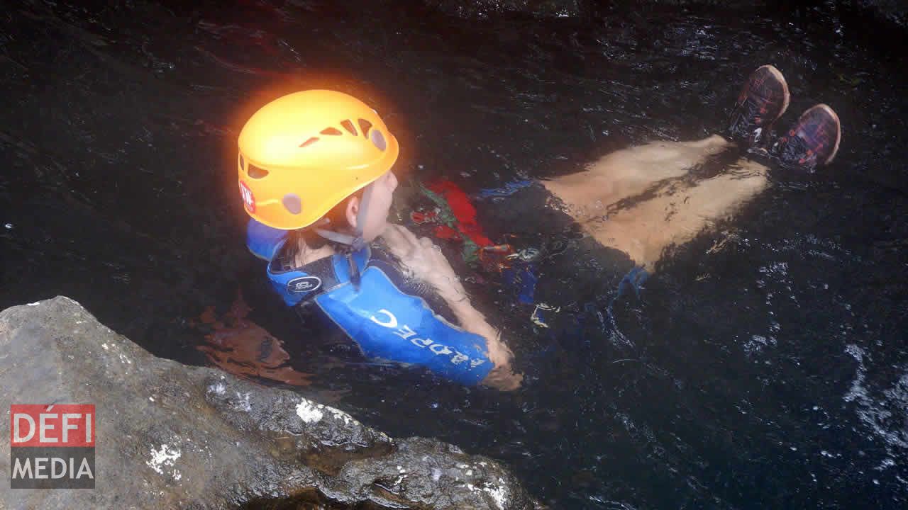 Imbiber les combinaisons en néophène d’eau permet d’éviter tout choc thermique. Canyoning