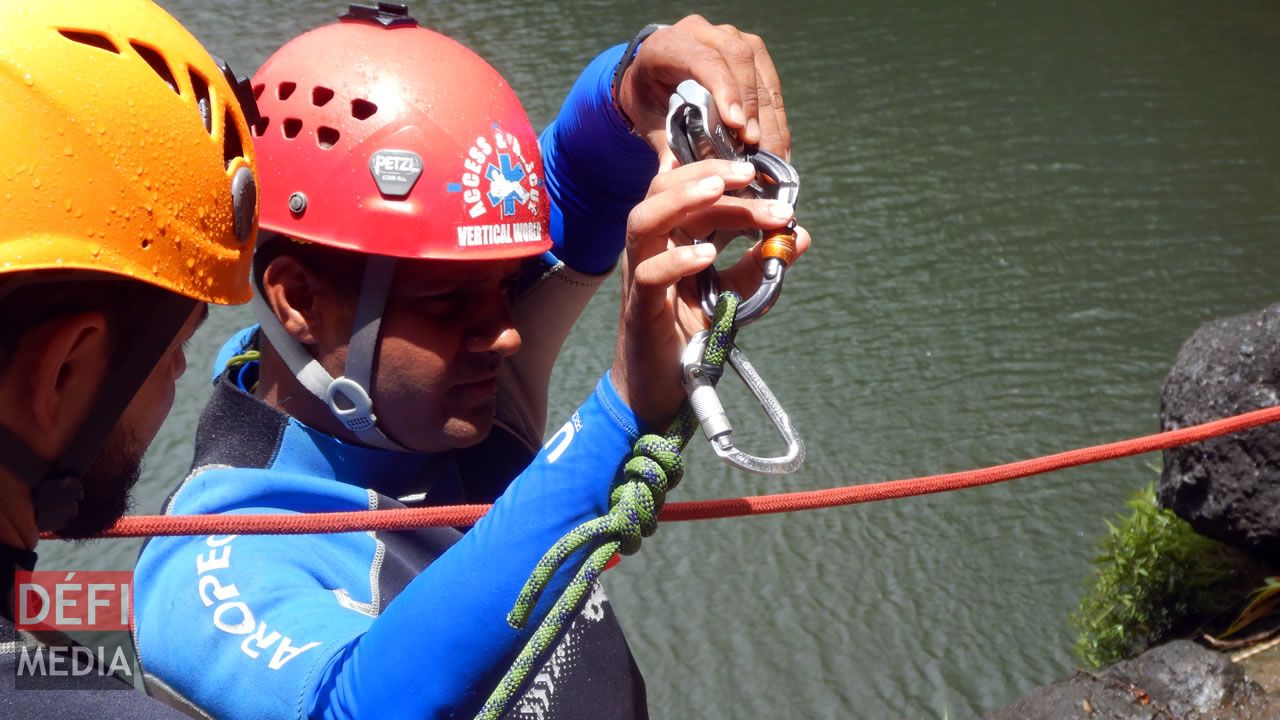 Krish Hardowar, le directeur de Vertical World Limited, expliquant les consignes de sécurité aux aventuriers. Canyoning