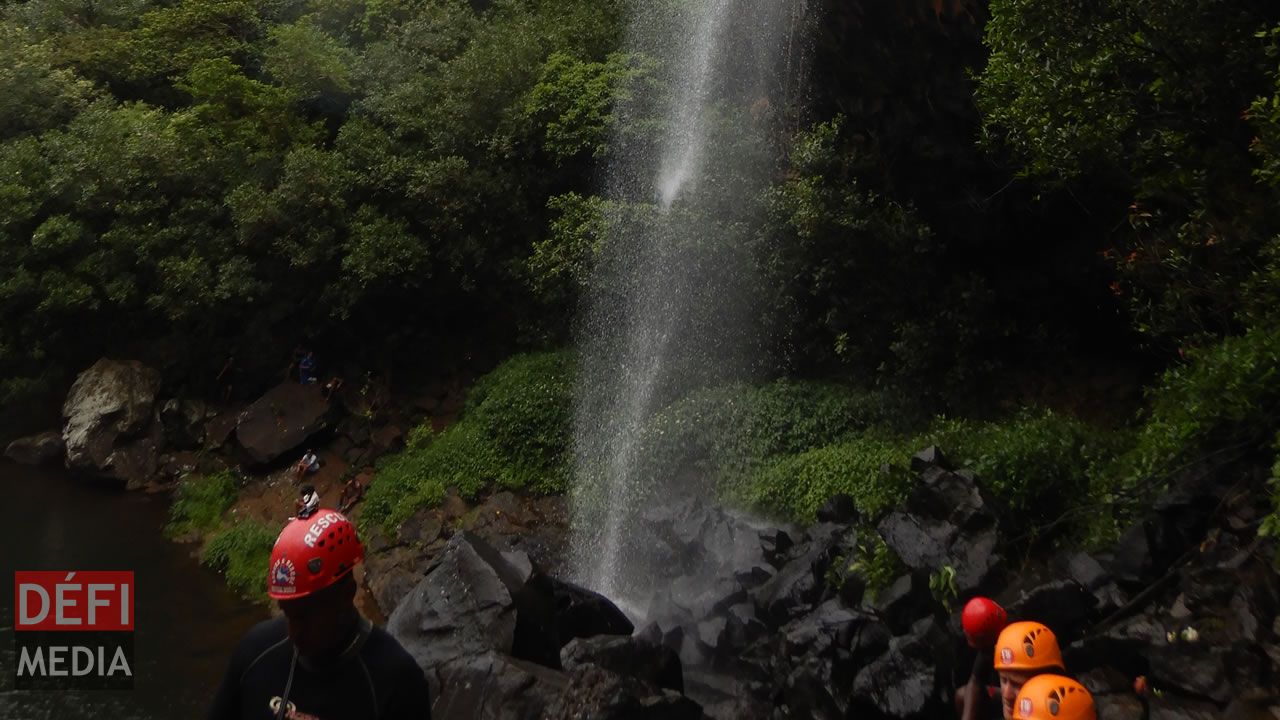 Le port du casque est obligatoire. Canyoning
