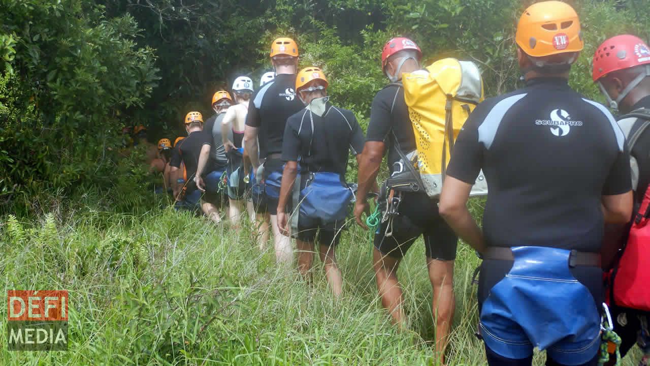 à l’entrée des cascades, tout le monde avance en file indienne jusqu’à un cours d’eau. Canyoning
