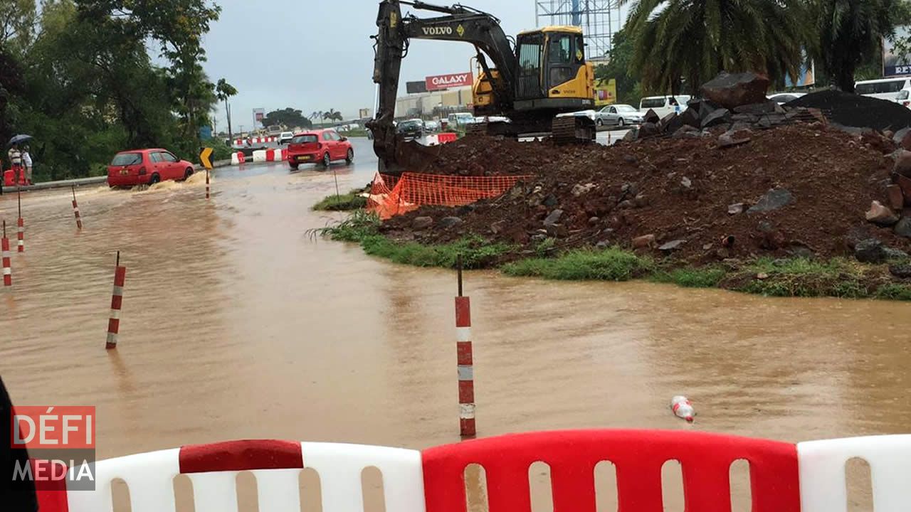 Le rond point de Riche-Terre. Dimanche pluvieux