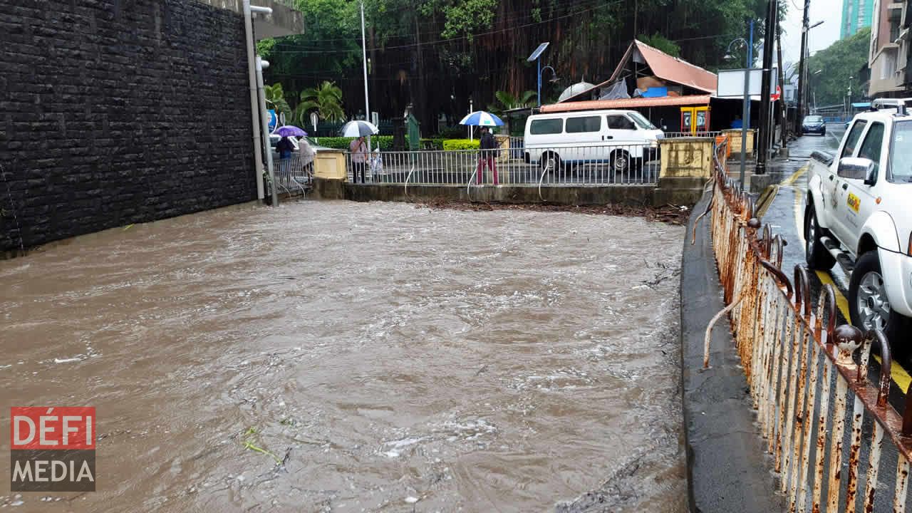 La Riviere du Pouce completement remplie. Dimanche pluvieux