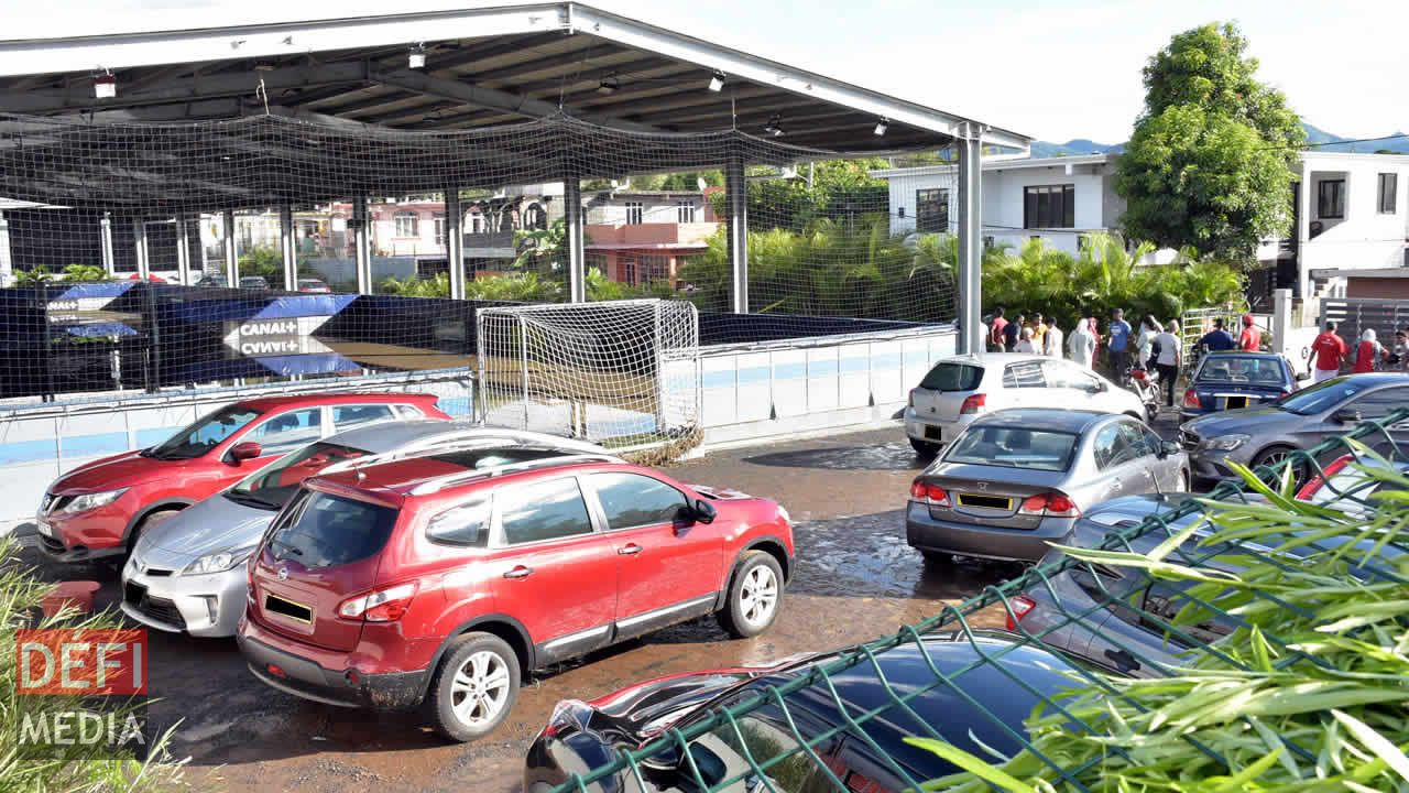 Sur le parking d’un terrain de foot synthétique à Terre-Rouge. Dimanche pluvieux