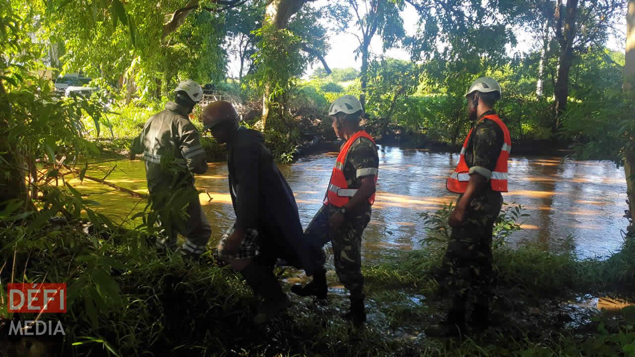 La SMF en action pour débloquer un pont à l’entrée de la route menant au phare d’Albion. Dimanche pluvieux