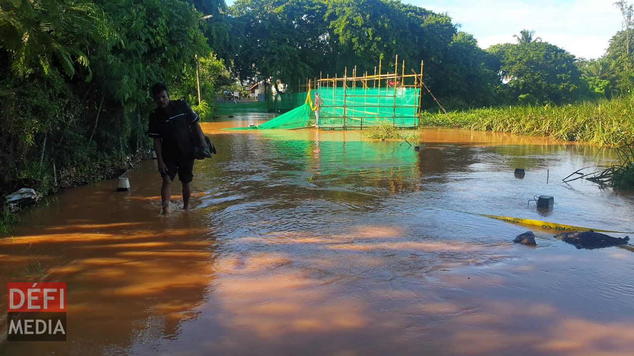 Le nouveau pont en construction à Albion. Dimanche pluvieux