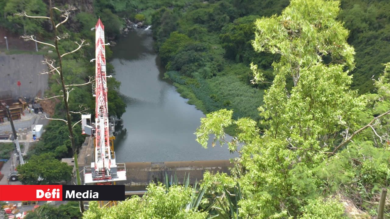 Le renforcement des parois du ravin et des berges de la rivière fait partie des travaux.