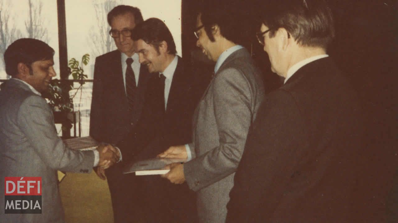 1981 : En Allemagne, à l’issue d’une bourse d’étude, et responsable d’une équipe africaine, il reçoit son certificat.