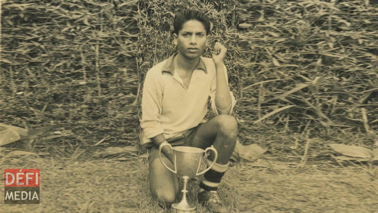 1964 : En Upper V1, le jeune Amoordalingum pose fièrement avec sa coupe challenge obtenue pour un championnat de foot.