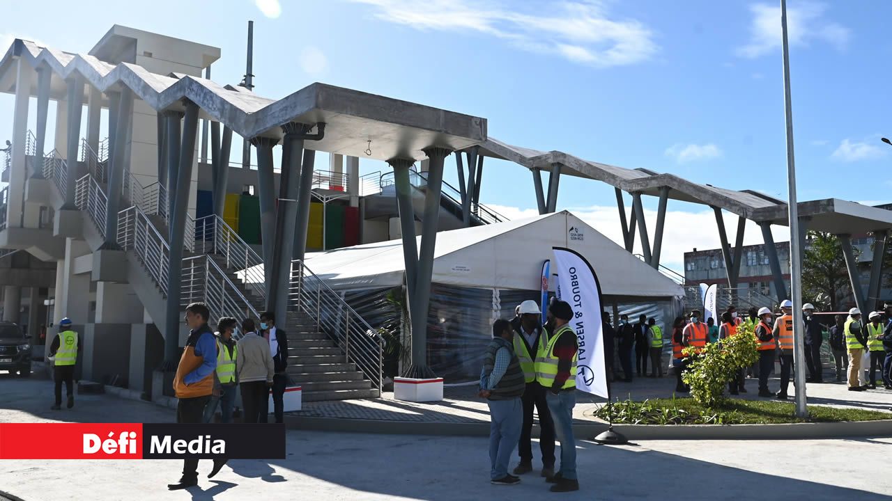 La façade de la station avec l’escalier menant à la plateforme du métro.