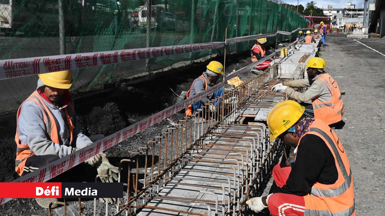 Les ouvriers s’activent pour que la ligne Curepipe/Port-Louis soit opérationnelle d’ici trois mois.