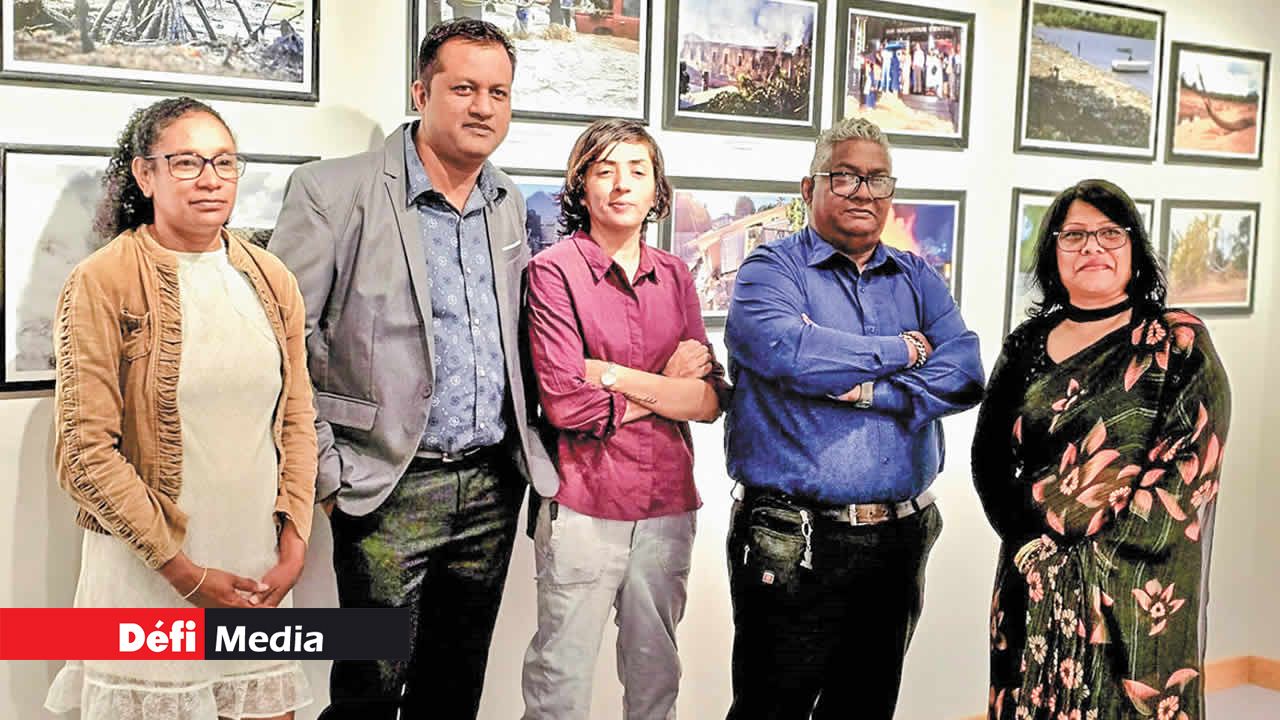 Certains des membres du Défi Media Group qui ont contribué à l’exposition photographique.