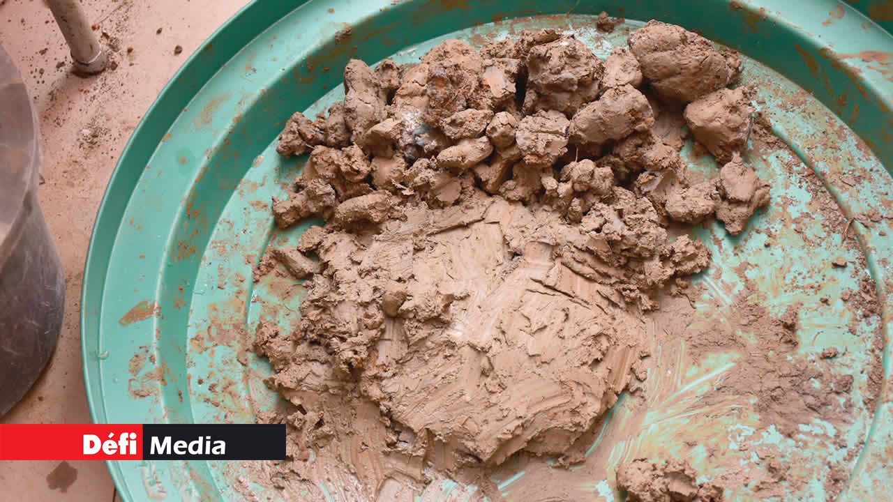 Un processus méticuleux. La terre est soigneusement nettoyée puis écrasée, préparant ainsi la base pour le murthi.
