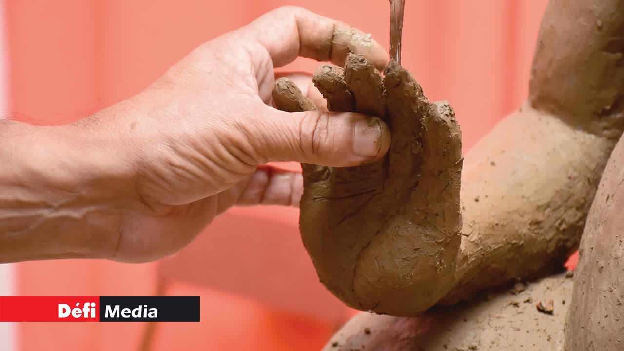 Une tradition familiale. Luximan Narayen, héritier d’un savoir-faire ancestral, a appris cet art délicat de ses parents. En tant que membre de la troisième génération des Narayen, il est le gardien d’une tradition vénérée.