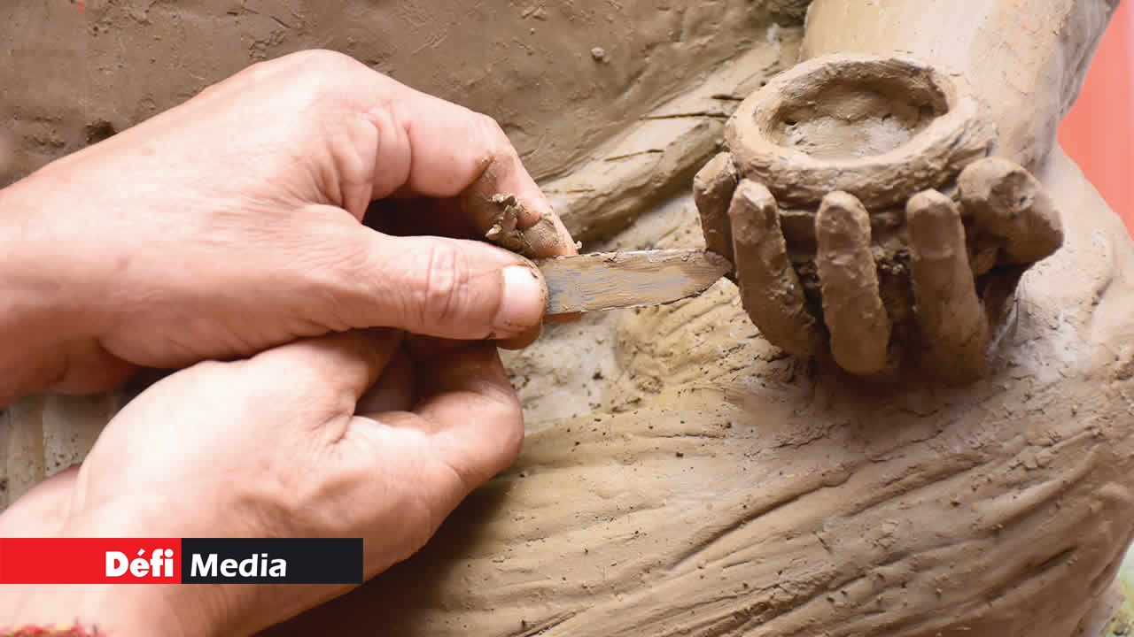 La précision est essentielle. Chaque détail compte lors de la sculpture du murthi, où la dextérité et la concentration sont de mise.