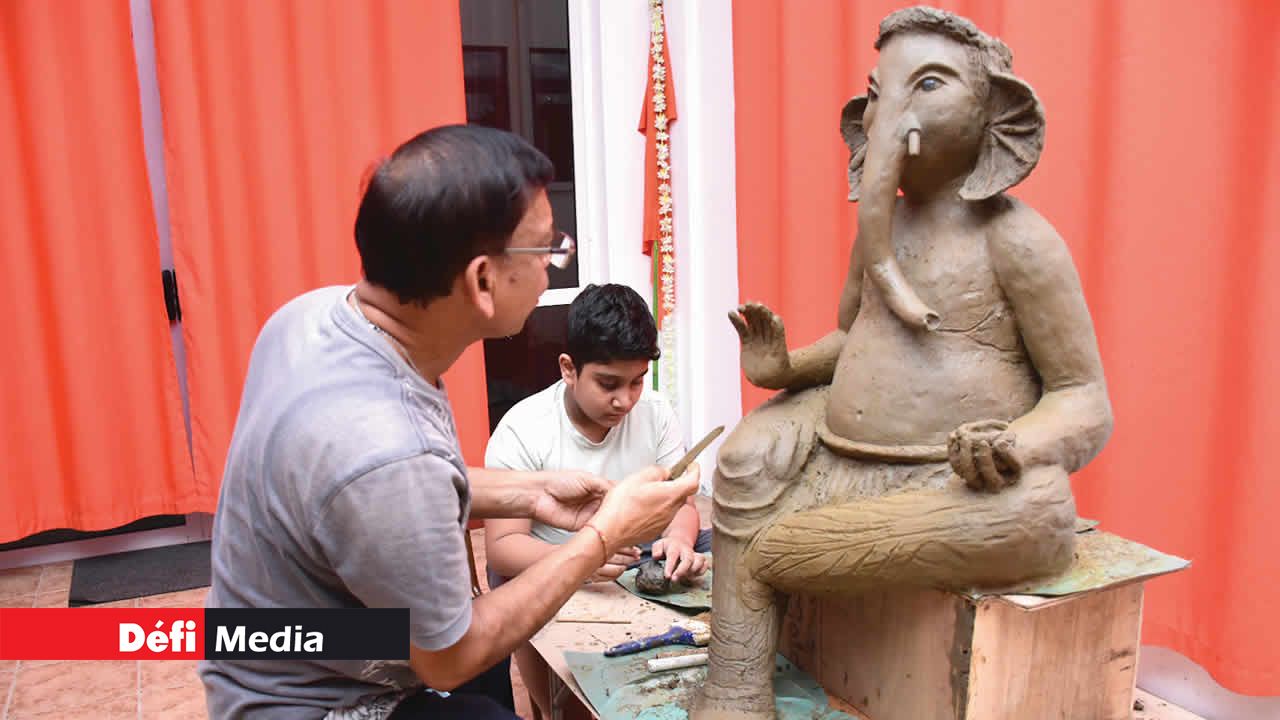 Transmission du savoir. Selon Luximan Narayen, des jeunes comme Prathamesh Sawant Bhaw, qui l’assistent dans le processus de création, sont les futurs porteurs de cette tradition.