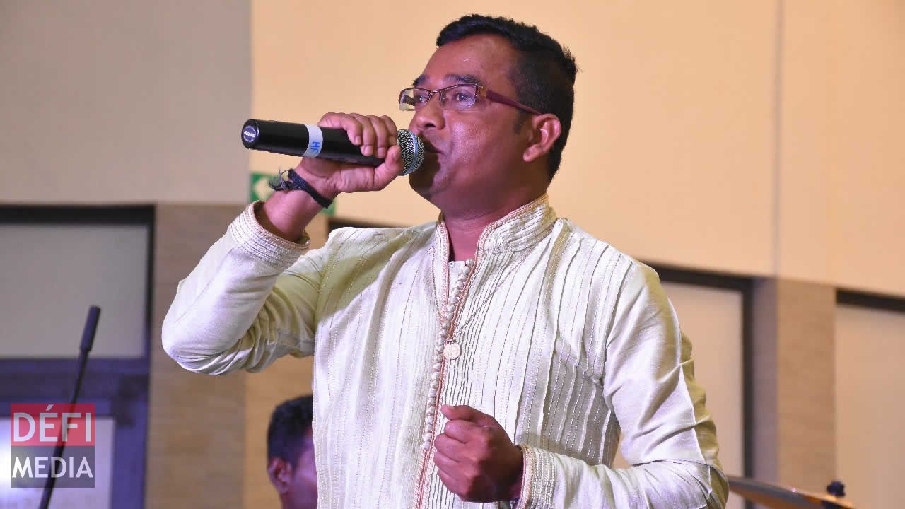 Kunal Baboolall, un des membres du jury et chanteur de bhojpuri très populaire, a entonné un morceau pour le plus grand plaisir de l’audience. Gamat Dan Vilaz