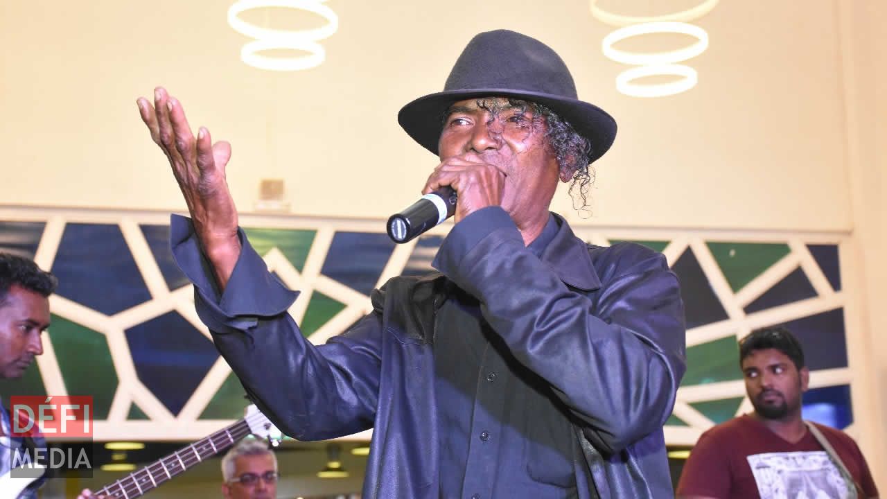 Mathieu, un des neuf participants, est très connu dans la région pour ses reprises de chansons en bhojpuri. Gamat Dan Vilaz