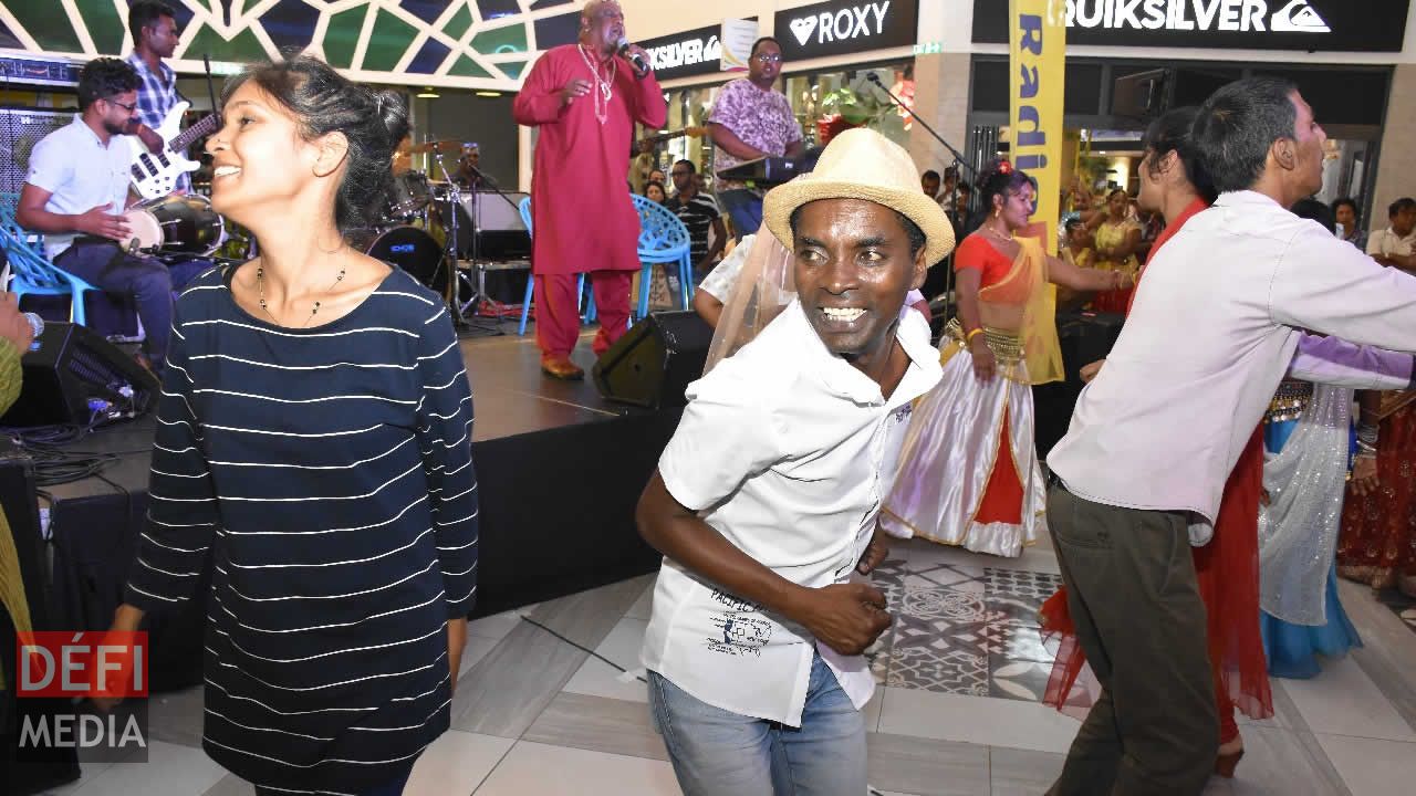 Ton Simon a dansé avec le public. Gamat Dan Vilaz