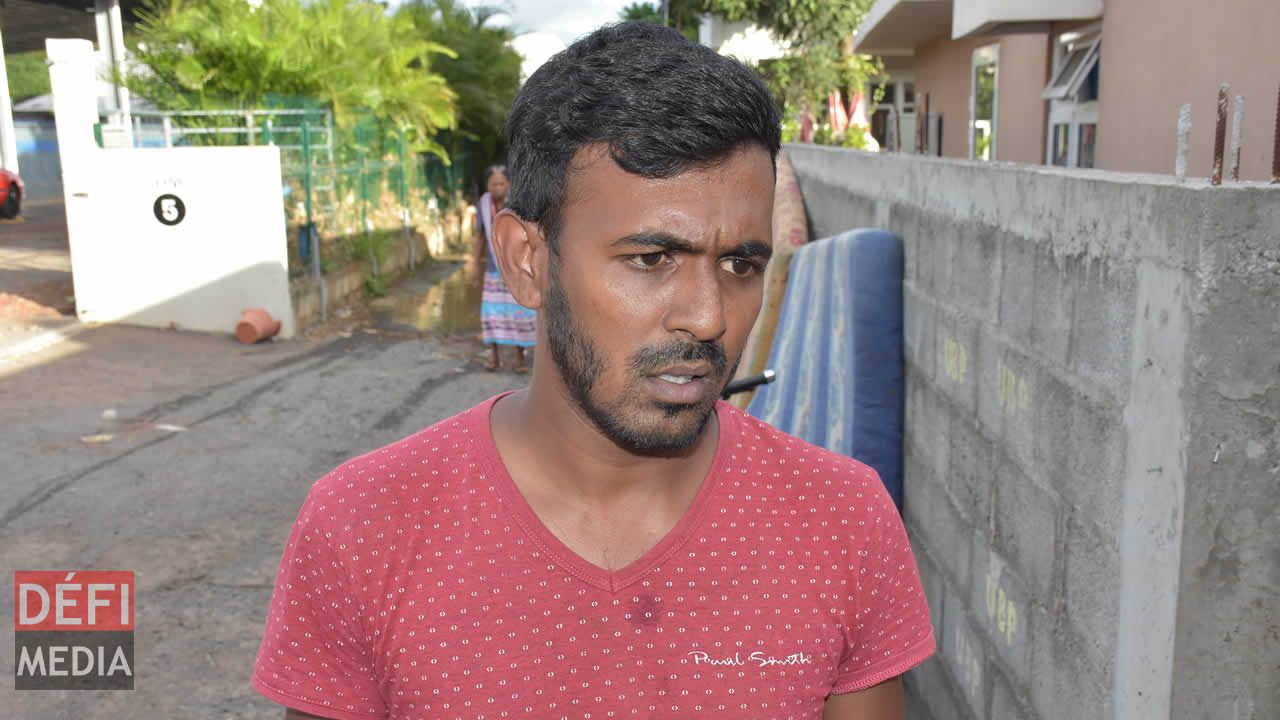 Parvez Dooky a perdu sa voiture lors des innondations éclair. Parvez Dooky a perdu sa voiture lors des innondations éclair.