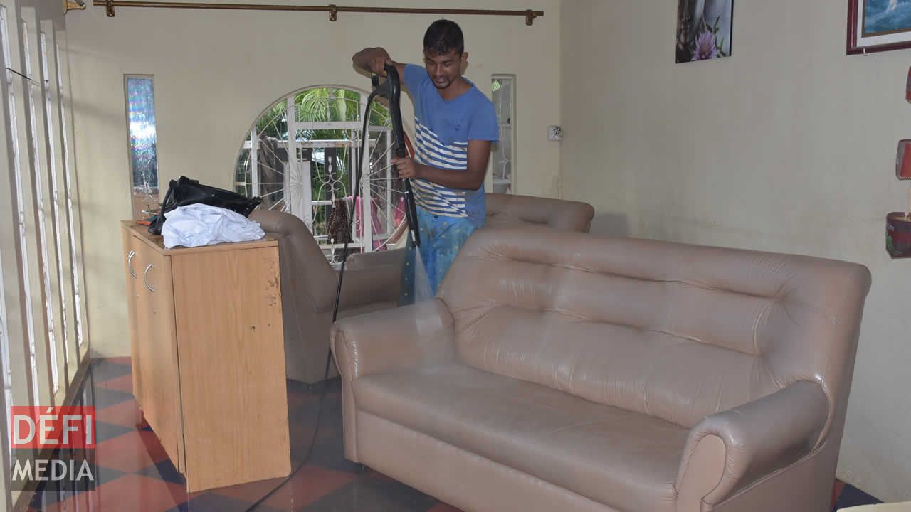 Yuvraj nettoyant sa maison au Karcher. Yuvraj nettoyant sa maison au Karcher.