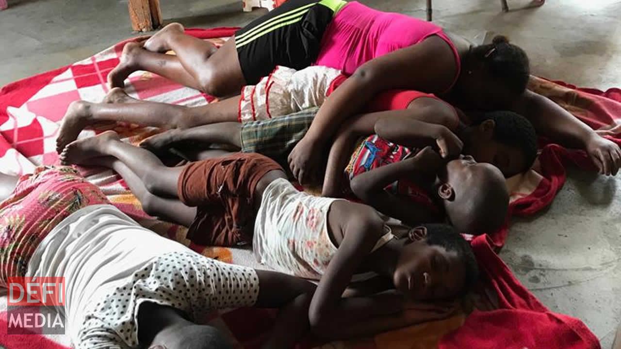 Une famille contrainte de dormir par terre. Une famille contrainte de dormir par terre.