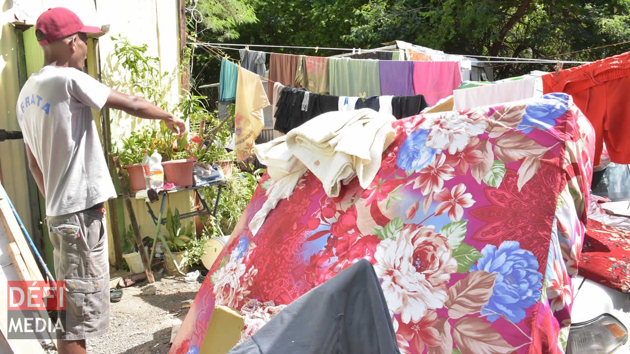 Michael indiquant les dégâts. Michael indiquant les dégâts.