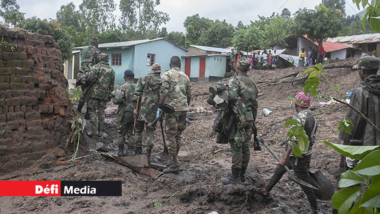 Des soldats de la Malawi Defence Force à l’œuvre pour retrouver des victimes de glissements de terrain.