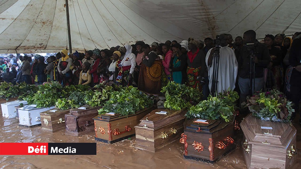 Cérémonie funèbre collective pour les victimes de glissements de terrain à Chilobwe, Blantyre, au Malawi.