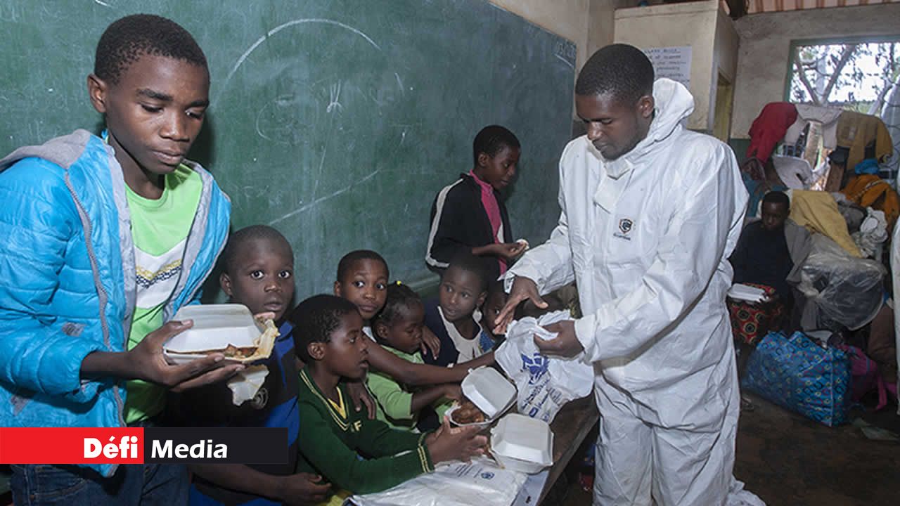 Distribution de nourriture aux enfants sinistrés.