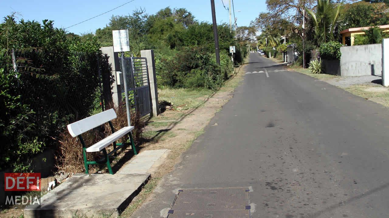 Un banc et puis c’est tout. abribus
