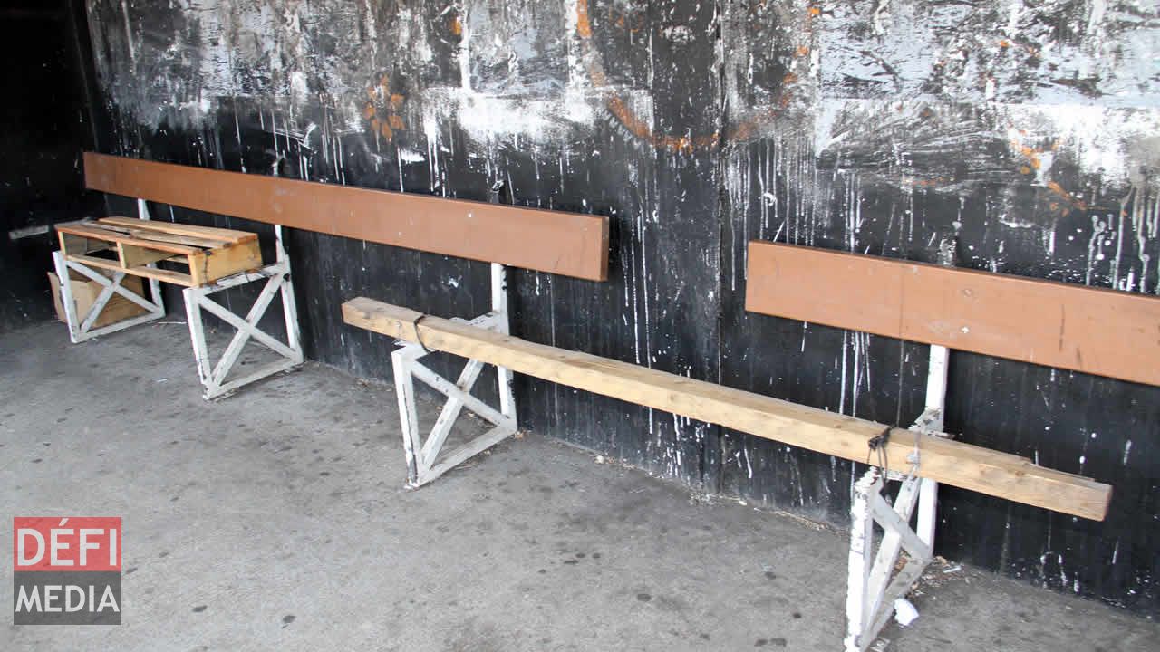 Des poutres à la place des sièges. abribus