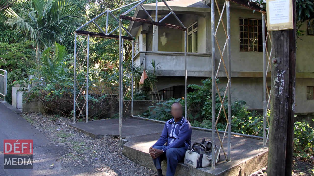 Mieux vaut éviter cet abribus  en temps de pluie… abribus