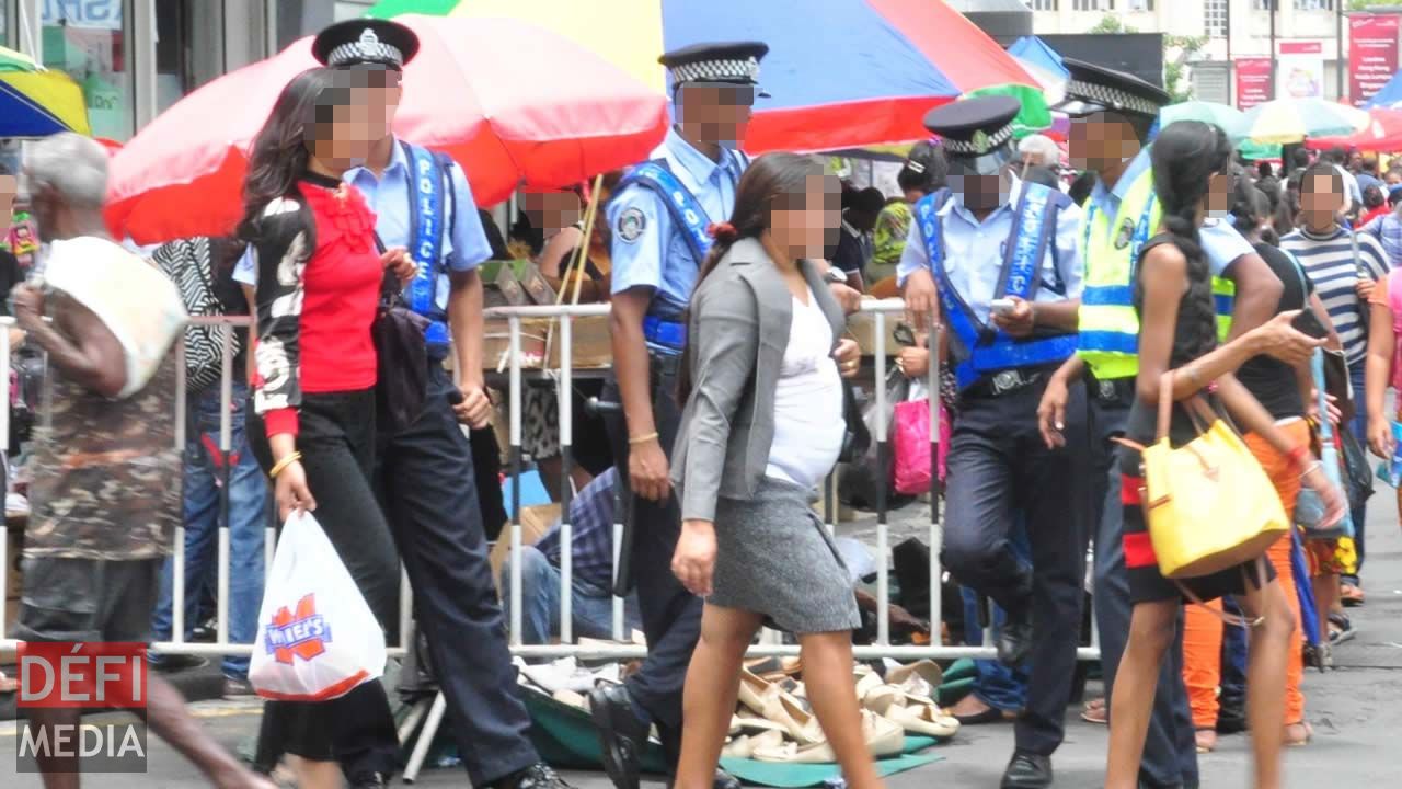 Des policiers prenant leur fonction avec vraisemblablement beaucoup de légèreté, l’un d’eux utilisant même son portable au vu et au su de ses collègues.