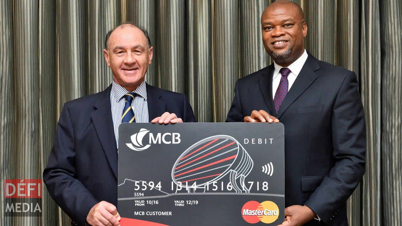 Antony Withers, Chief Executive de la MCB Limited  (à g.), et Daniel Monehin, Division President pour l’Afrique subsaharienne chez MasterCard.