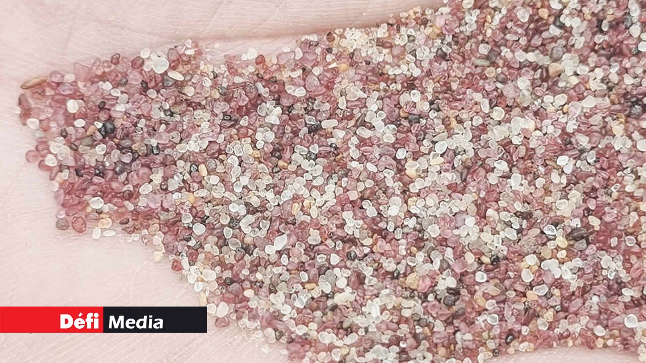 Le sable riche en grenat et en minéraux sur la côte namibienne.