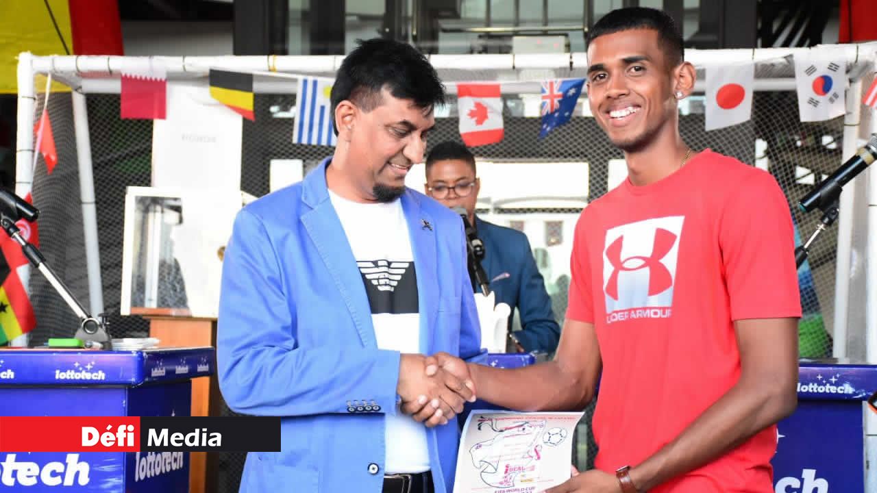 Ryan Trapu recevant son voucher pour un téléviseur offert par Ideal Shopping Centre.