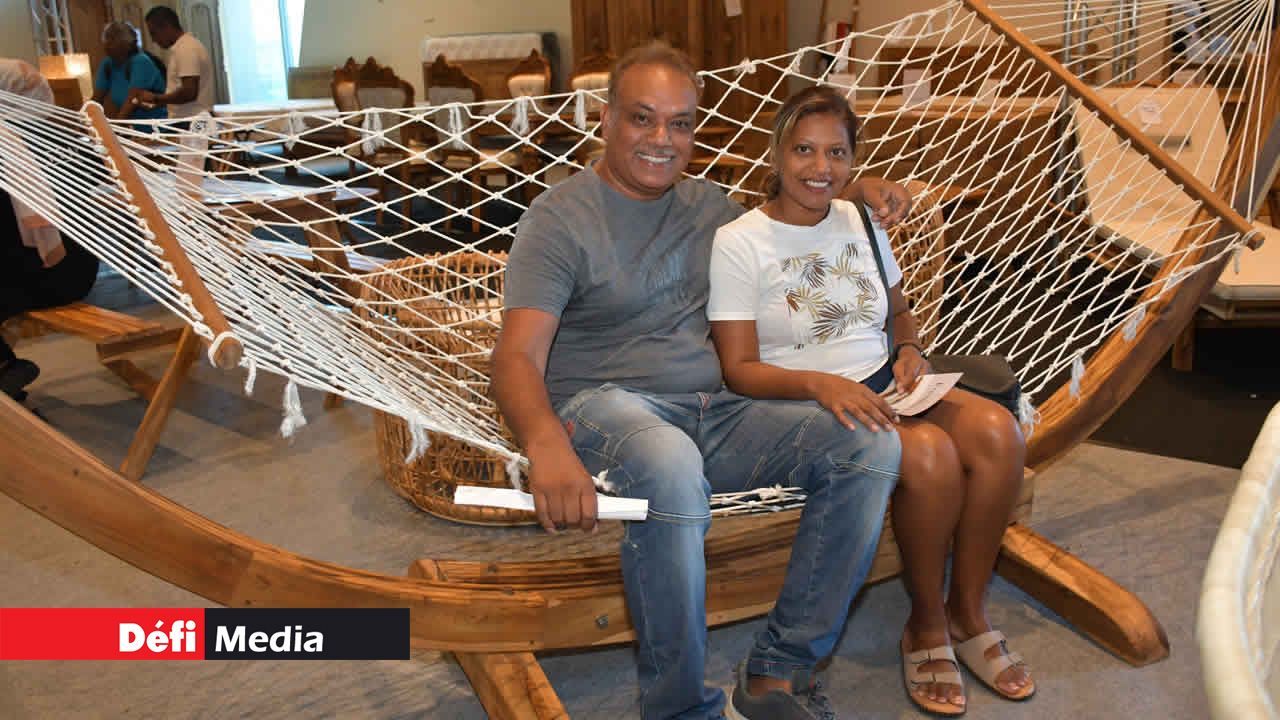 Le couple Bapamah de Palma en train de vérifier la robustesse d’un hamac chez IP TEAK.