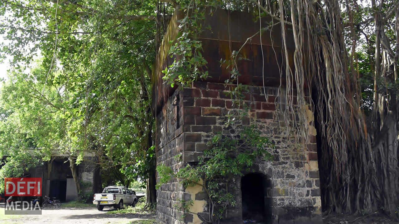 Les vestiges d’une gare de trains et d’une salle des machines, à Mahébourg. Patrimoine