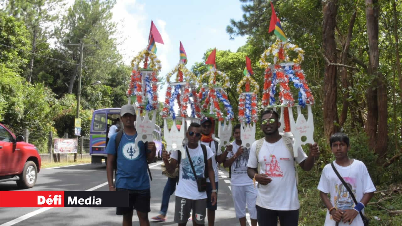 Ce sont les petits kanwars en file indienne qui volent la vedette. Pèlerinage de Maha Shivaratree