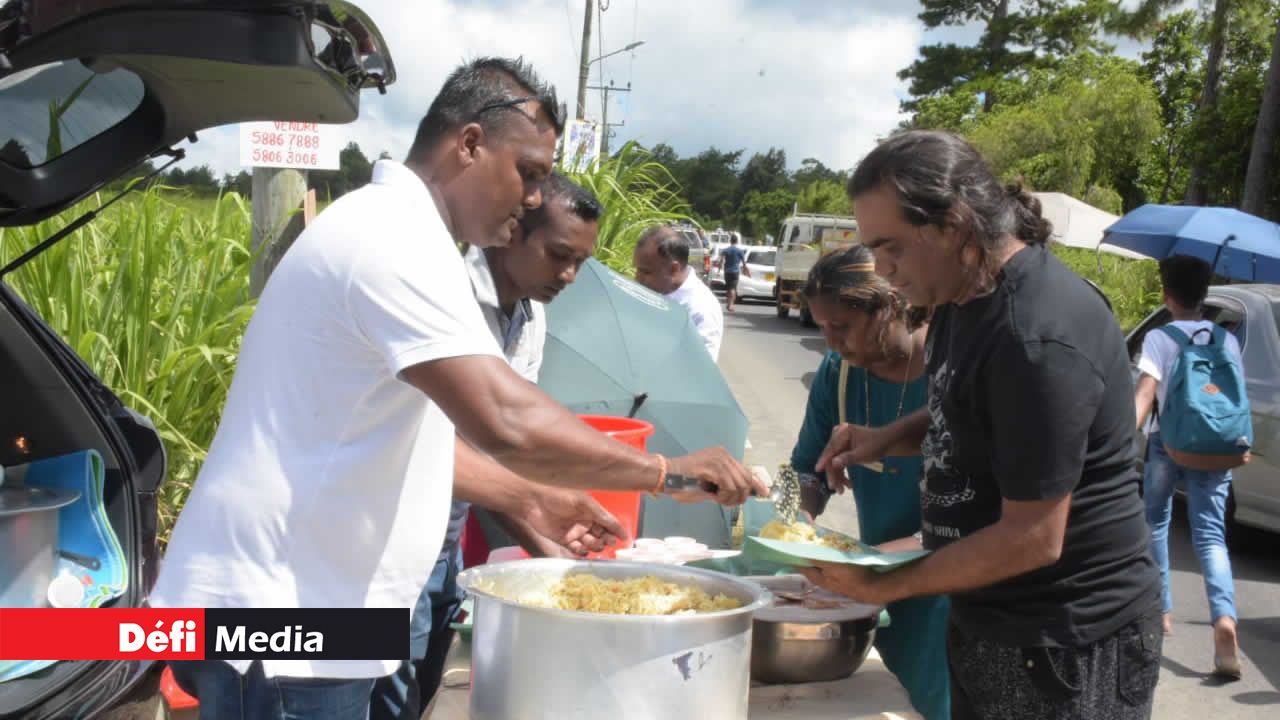 Un kanwar représentant un aigle. Pèlerinage de Maha Shivaratree