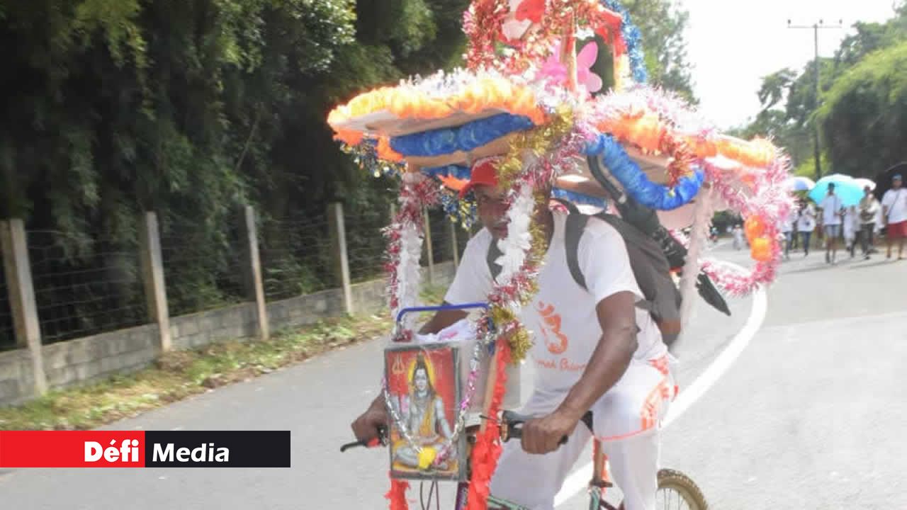Une bicyclette convertie en kanwar. Pèlerinage de Maha Shivaratree