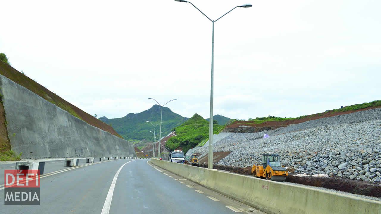 Photo prise durant la construction de la route Verdun-Valton, où se trouvaient autrefois des terres agricoles.