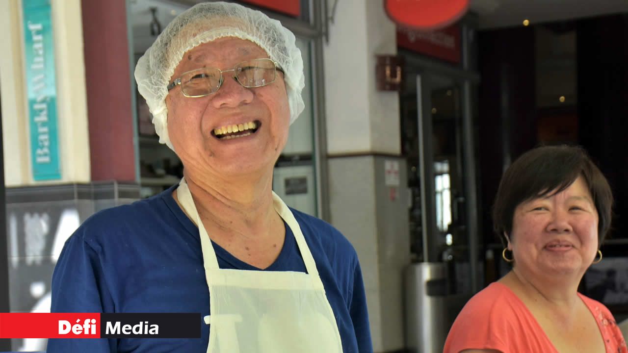 Sydney Yan accueille les gens avec un sourire radieux. brioche