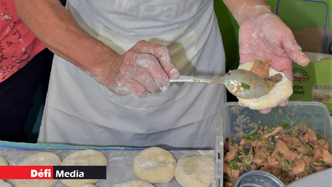 Du poulet, des oeux roti et des champignons sont incorporés à la pâte. brioche