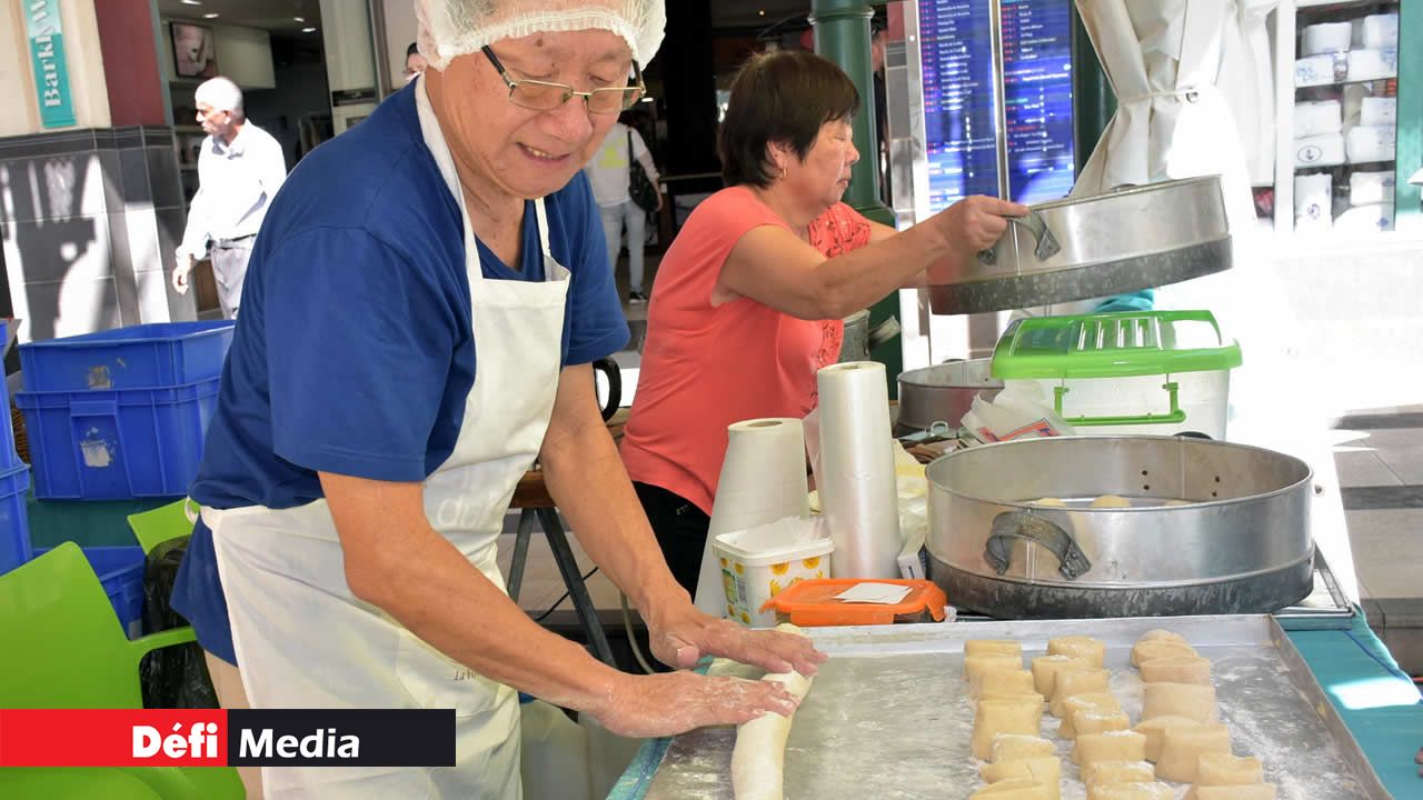 La pâte est travaillée, puis elle est coupée en rondelles. brioche