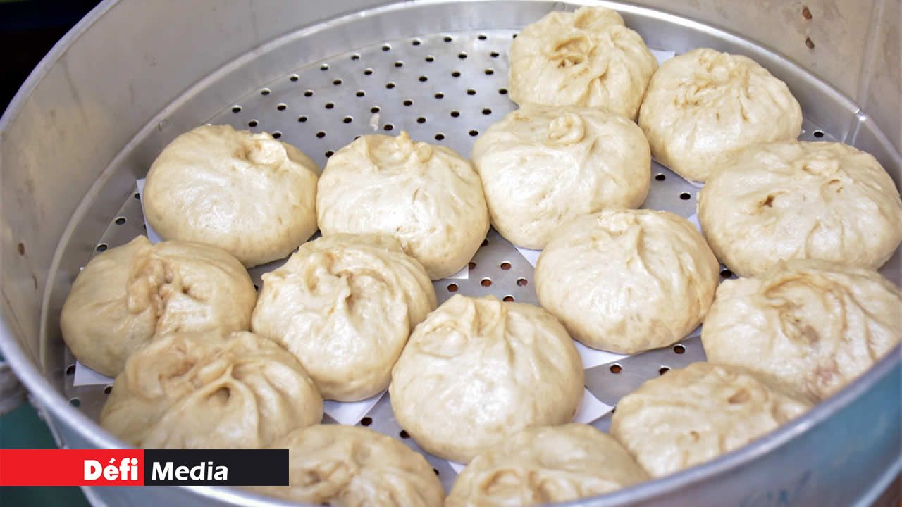 Le pao est placé dans un recipient pour la cuisson. brioche